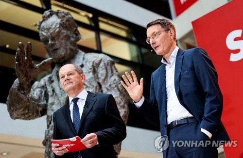내각 인선 발표하는 올라프 숄츠 독일 차기 총리(왼쪽)와 카를 라우터바흐 보건장관 내정자(오른쪽)[로이터 연합뉴스 자료사진]